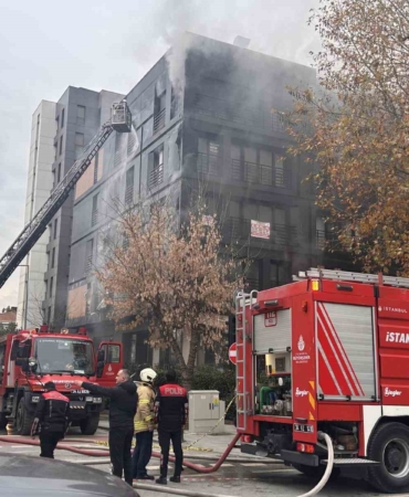 Kadıköy Bağdat Caddesi’nde 5 katlı bir binada yangın çıktı. Binanın tamamını saran yangını söndürme çalışmaları için olay yerine çok sayıda itfaiye ekibi sevk edildi.