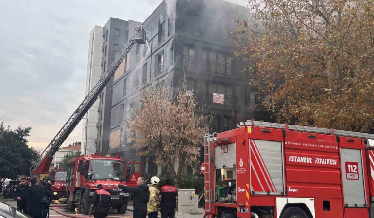 Kadıköy Bağdat Caddesi’nde 5 katlı bir binada yangın çıktı. Binanın tamamını saran yangını söndürme çalışmaları için olay yerine çok sayıda itfaiye ekibi sevk edildi.