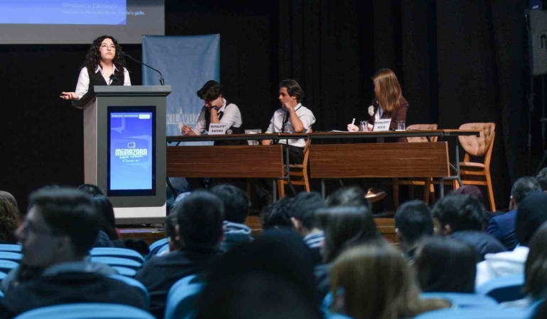 Genç münazırlar, "Bi’ diyeceğim var" dedi