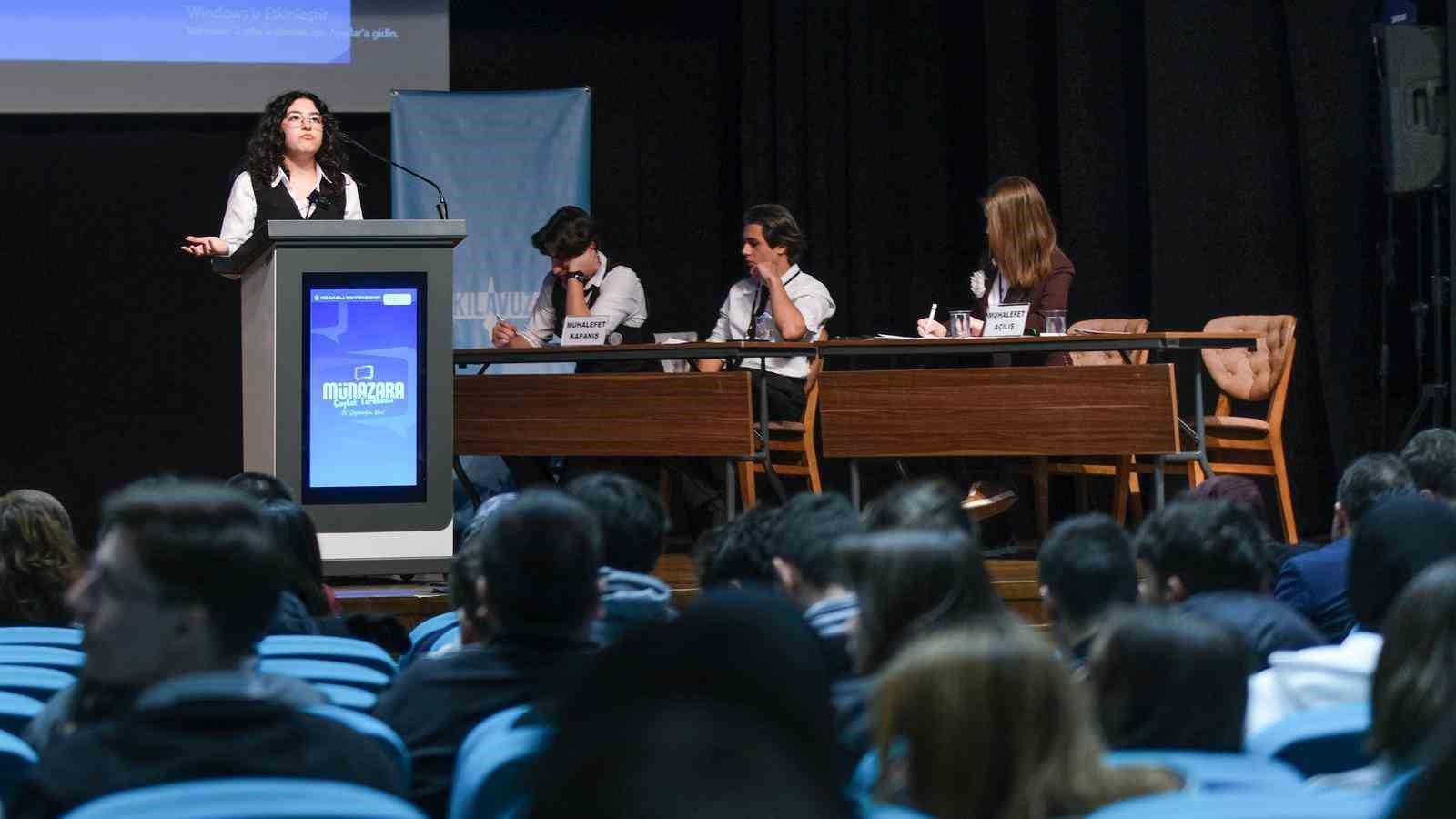 Genç münazırlar, "Bi’ diyeceğim var" dedi