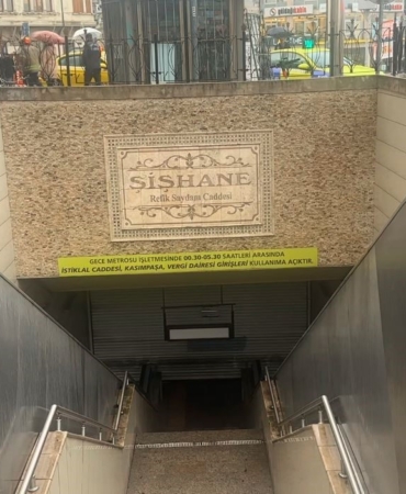 Şişhane metro istasyonunda raylara atlayan bir kişi intihar etti