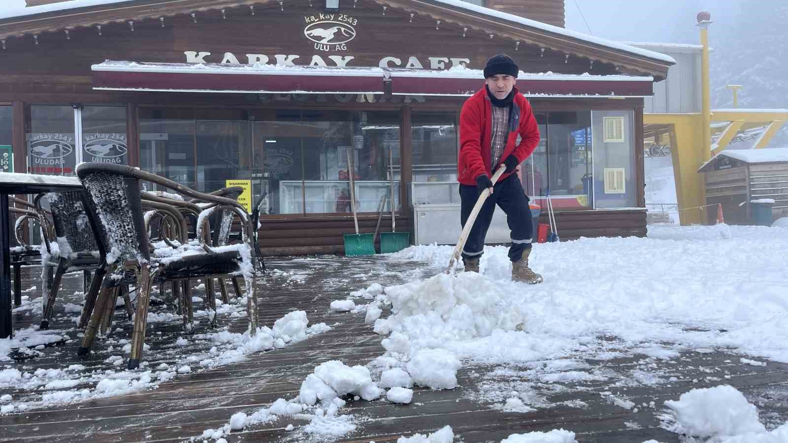 Uludağ’da kar kalınlığı 10 santimetreye yaklaştı