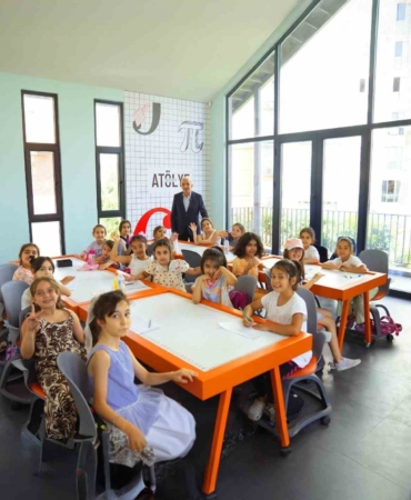 "Bilim Ümraniye" öğrencilerin geleceğine ışık tutuyor