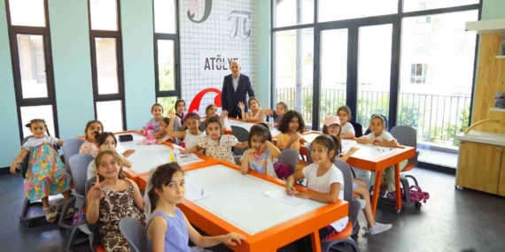 "Bilim Ümraniye" öğrencilerin geleceğine ışık tutuyor