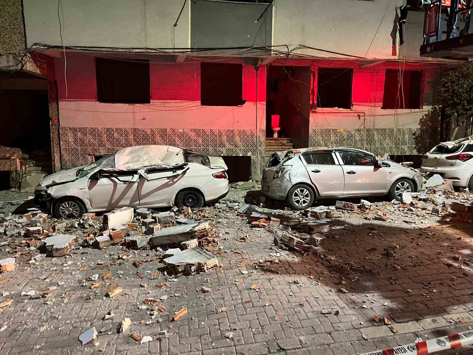 Zeytinburnu’nda binanın çatısından kopan parçalar araçları hurdaya çevirdi