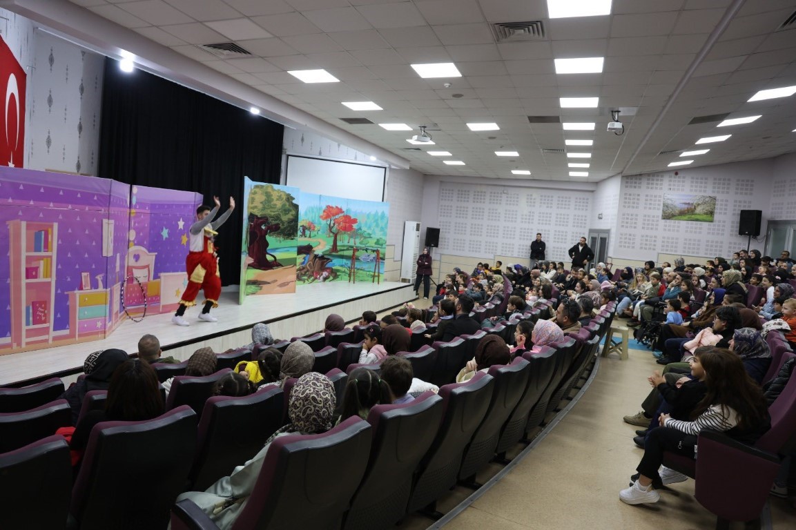 Kartepe’de çocuklara "Küçük Cesaretler Kulübü" oyunu sahnelendi