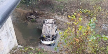 Dereye uçan otomobilin sürücüsü yaralandı
