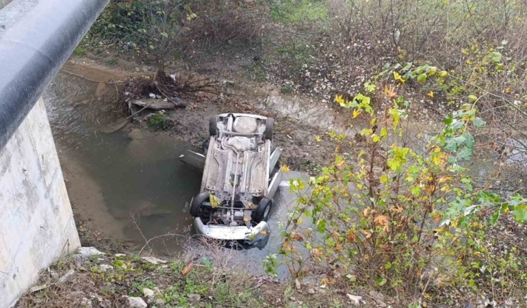 Dereye uçan otomobilin sürücüsü yaralandı