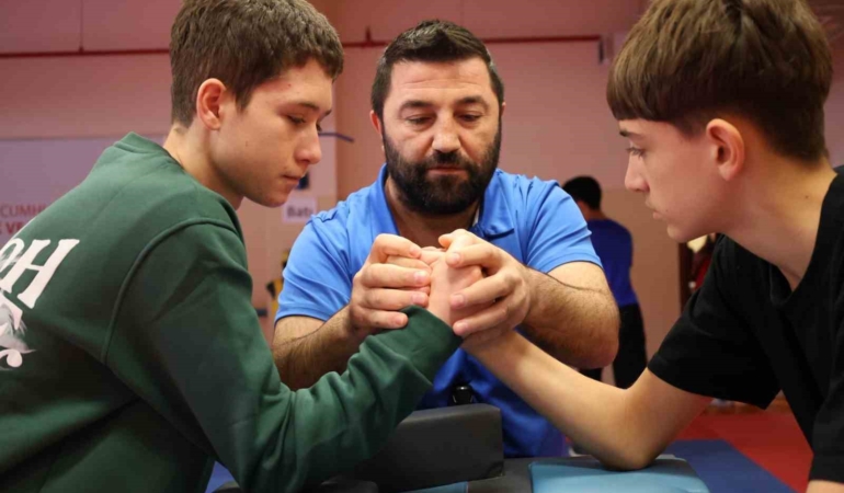 Bilecik’te Bilek Güreşi Gençler İl Birinciliği tamamlandı