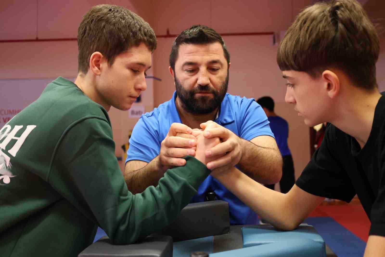 Bilecik’te Bilek Güreşi Gençler İl Birinciliği tamamlandı