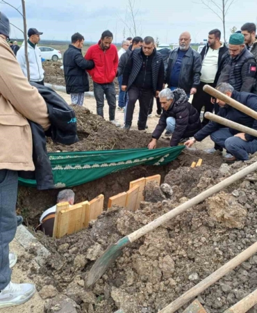 Evinde vahşice öldürülen kadın toprağa verildi