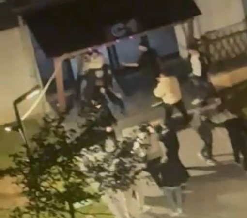 Esenyurt’ta gençler birbirine girdi, sokaklar savaş alanına döndü