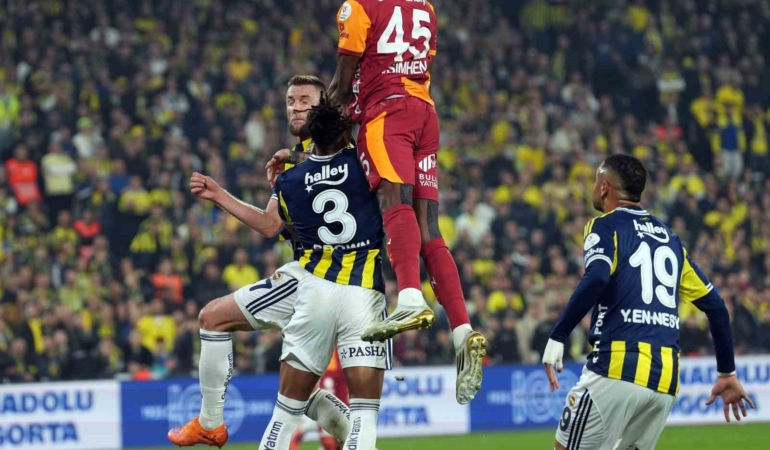 Trendyol Süper Lig: Fenerbahçe: 0 - Galatasaray: 1 (İlk yarı)