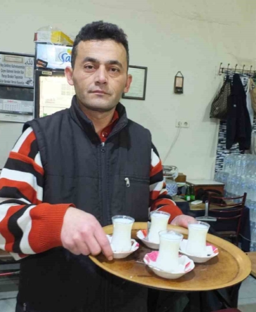 Burhaniye’de kahvehanelerde çay yerine süt içiliyor