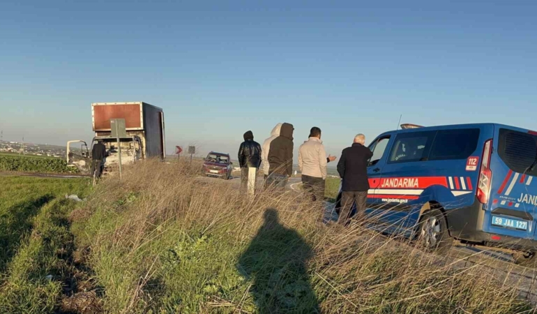 Çorlu’da yanan kamyonet demir yığınına döndü