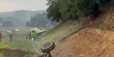 Off-road yarışında kontrolden çıkan araç böyle takla attı