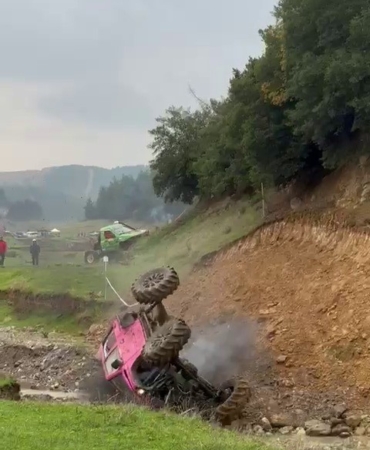 Off-road yarışında kontrolden çıkan araç böyle takla attı