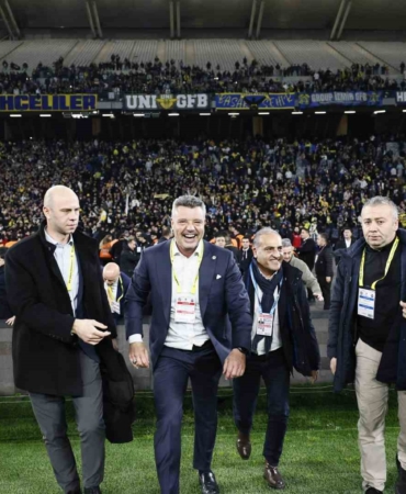 Sadettin Saran, galibiyet coşkusunu taraftarlarla yaşadı
