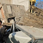 Yıkım sırasında enkaz altında kalmaktan saniyelerle kurtuldular