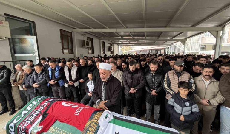 Silahlı kavgada hayatını kaybeden futbolcu Uğurcan Bekçi toprağa verildi