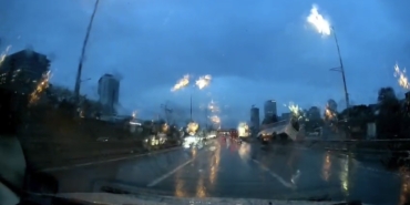 Maltepe’de minibüsün devrildiği anlar kamerada