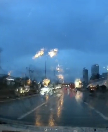 Maltepe’de minibüsün devrildiği anlar kamerada