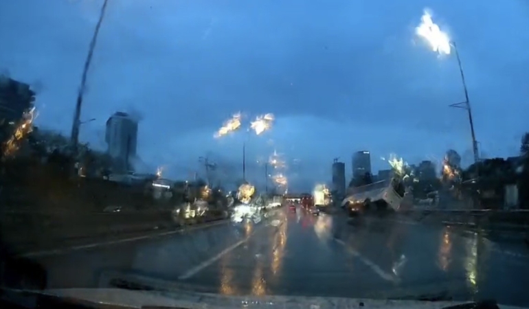 Maltepe’de minibüsün devrildiği anlar kamerada