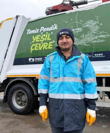 Pendik’te çöpten çıkan bağlama gönüllere dokundu