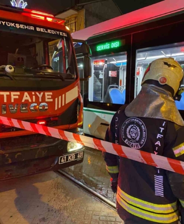 Yaşlı kadın yolun karşısına geçmek isterken tramvayın altında kaldı