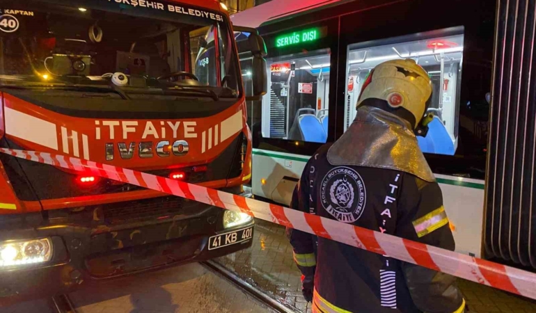 Yaşlı kadın yolun karşısına geçmek isterken tramvayın altında kaldı