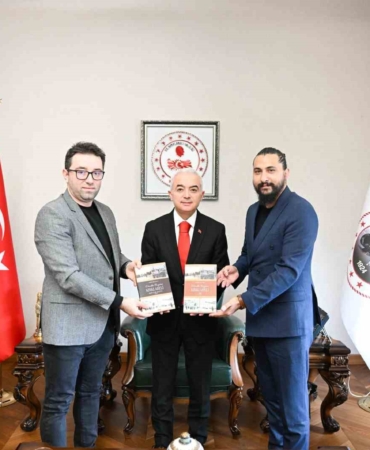 "Dünden Bugüne Kırklareli" eseri Vali Turan’a takdim edildi