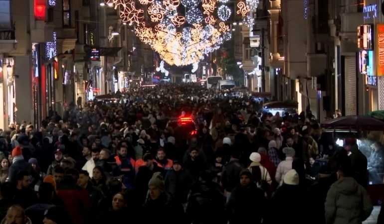 İstiklal Caddesi’ndeki yoğunluk havadan görüntülendi