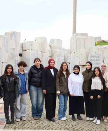 Deprem Anıtı’nda gençlerden anlamlı çalışma