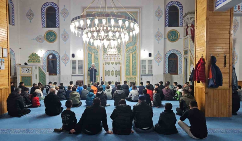 Bilecik’te "Vakti Kuşanmak" projesi kapsamında öğrenciler camide buluştu