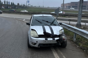 Bariyere çarpan otomobildeki 2 kişi yaralandı