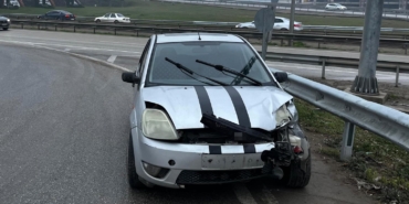 Bariyere çarpan otomobildeki 2 kişi yaralandı