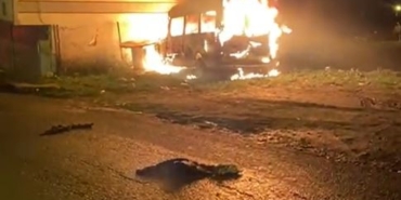 Avcılar’da minibüs alev alev yandı