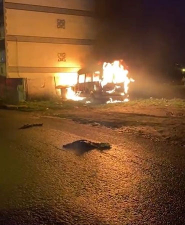 Avcılar’da minibüs alev alev yandı