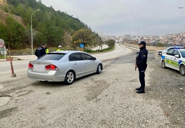 Bilecik’te yasal kalış hakkı bulunmayan 2 kişi yakalanarak, sınır dışı süreçleri başlatıldı