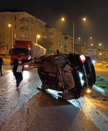Kontrolden çıkan otomobil önce takla attı sonra direğe çaptı: 3 kişi yaralandı