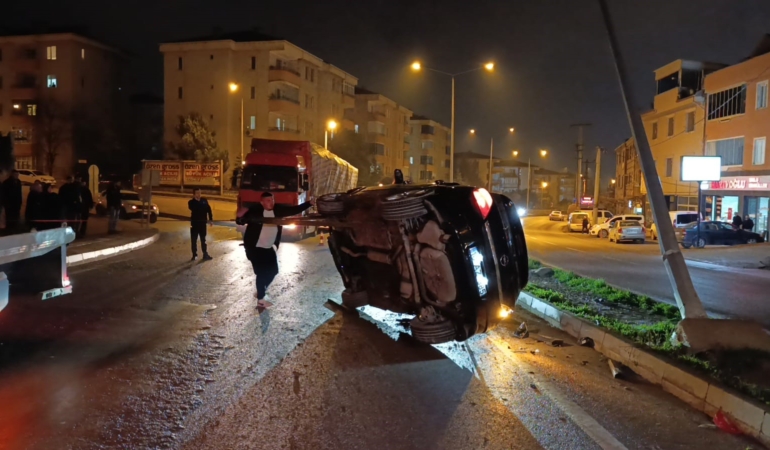 Kontrolden çıkan otomobil önce takla attı sonra direğe çaptı: 3 kişi yaralandı