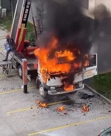 6. kata eşya çıkaran vinçli kamyon alev alev yandı