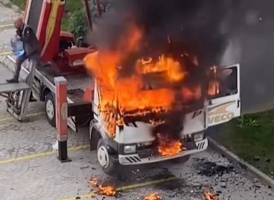 6. kata eşya çıkaran vinçli kamyon alev alev yandı