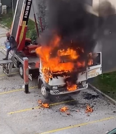 6. kata eşya çıkaran vinçli kamyon alev alev yandı