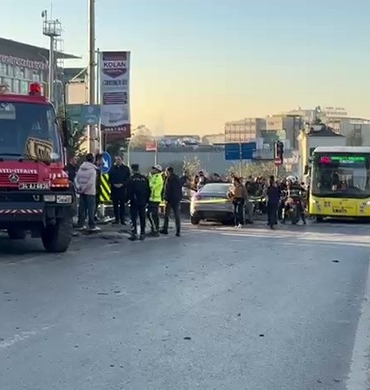 Şişli’de bir araç, kaldırımda yürüyen vatandaşların arasına daldı. Kazada yaralananların olduğu öğrenilirken, olay yerine çok sayıda polis, sağlık ve itfaiye ekipleri sevk edildi. Ekiplerin çalışmaları sürüyor.