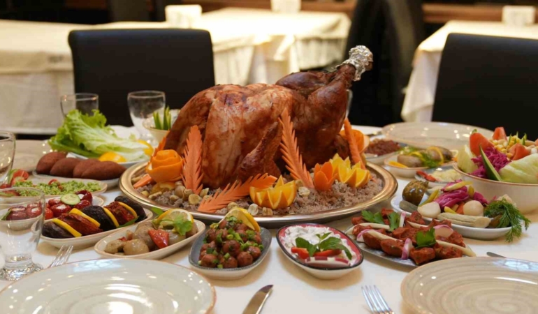 Yeni yıl akşamının lezzeti kestaneli bademli Sahan yılbaşı hindisi