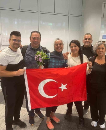 Dünyanın en yüksek 2.dağına tırmanıp tarihe geçen Türk kadın dağcı o anları anlattı