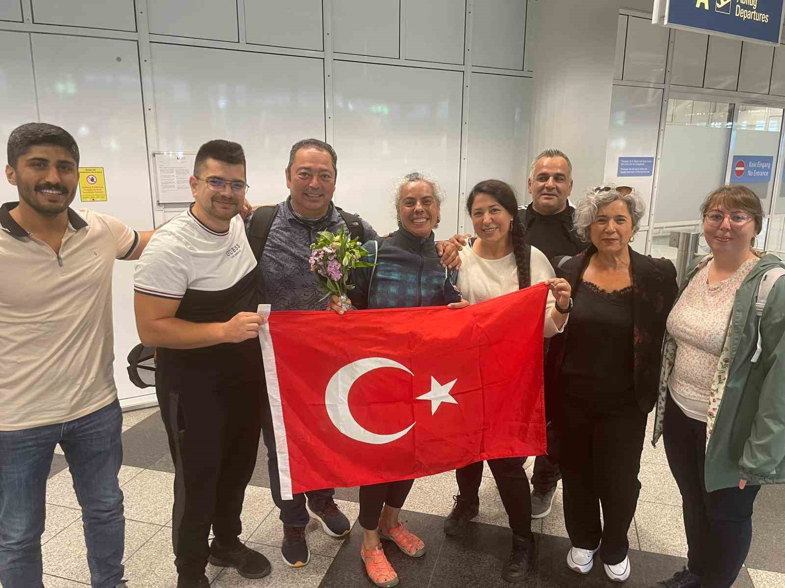 Dünyanın en yüksek 2.dağına tırmanıp tarihe geçen Türk kadın dağcı o anları anlattı