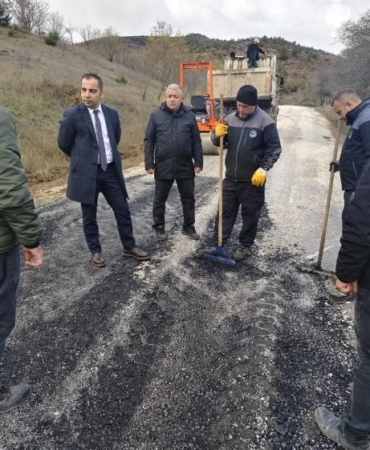Kaymakam Uçar, Yenipazar’da yol onarım çalışmalarını inceledi