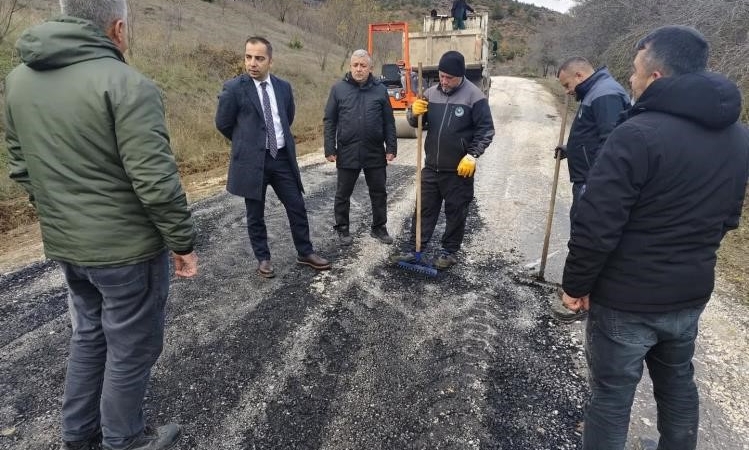 Kaymakam Uçar, Yenipazar’da yol onarım çalışmalarını inceledi